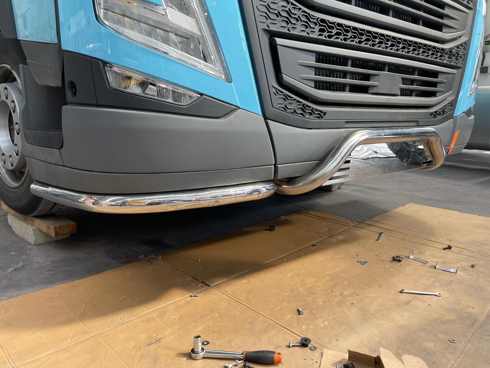 aus Edelstahl 3-teilig Lowbar passend für Volvo FH4-FH5 (Nur für Stoßstangen mit Spoilerlippe) – Bild 2